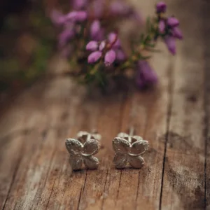 Puces Hortensias en argent recyclé, aux empreintes de petites fleurs d'Hortensia