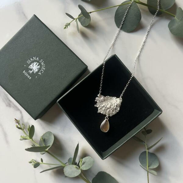 Collier aux empreintes de corail et pierre de mer