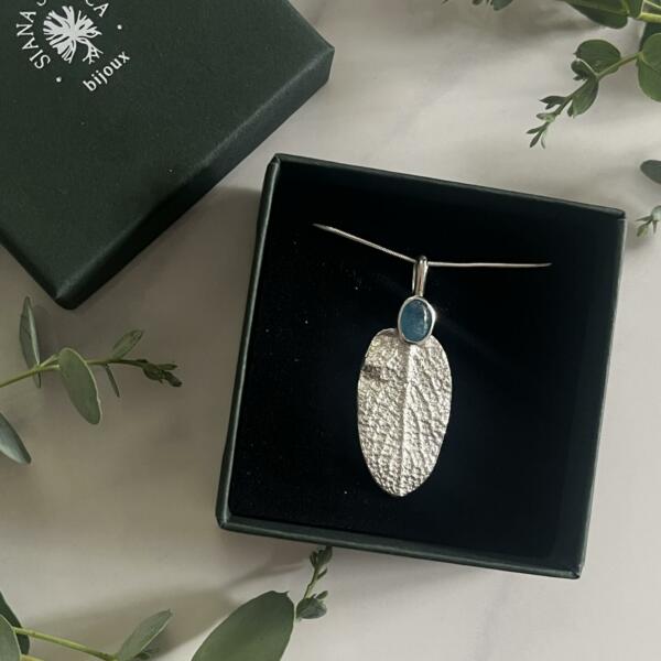 Collier à l'empreinte de feuille de sauge et pierre Apatite