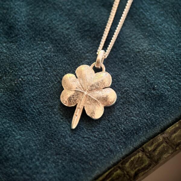 Collier Oxalys La chanceuse – Argent massif recyclé, empreinte végétale artisanale