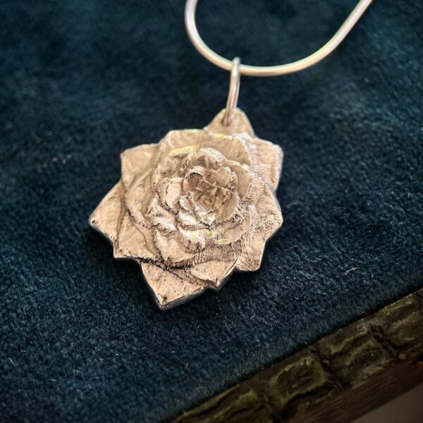 Collier Aeonium La Solaire – Argent massif recyclé, pendentif végétal artisanal