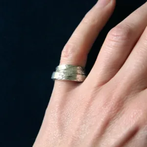 Bague en Argent massif recyclé au motif d'écorce de bois