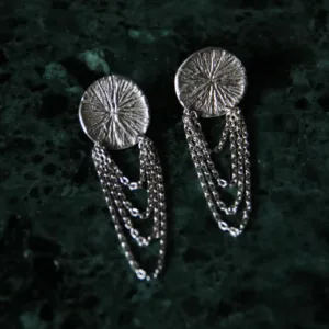 Boucles d'oreilles pendantes en argent recyclé, chics et bohèmes.