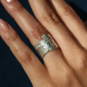 Bague en argent recyclé, aux motifs d'écorce de bois.