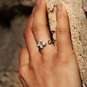 Bague ouverte à l'empreinte de fleur d'Hortensia et Émeraude ronde