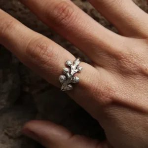 Bague fermée aux empreintes de fleurs de Mimosa en argent recyclé