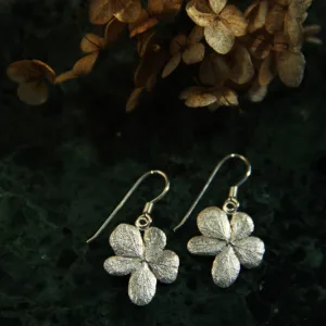 Boucles d'oreilles pendantes aux empreintes de fleurs d'hortensia en argent recyclé