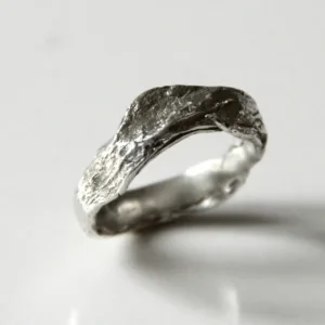 Bague en argent recyclé, aux motifs d'écorces d'arbres.