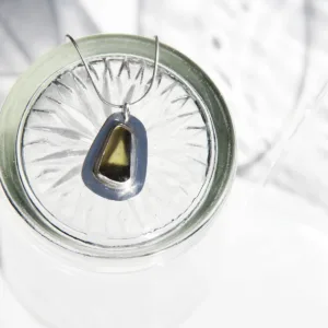 Collier en argent recyclé et verre de mer kiwi (vert/jaune)