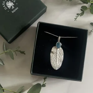 Collier à l'empreinte de feuille de sauge et pierre Apatite