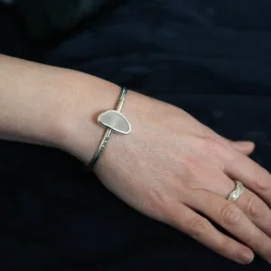 Bracelet réglable en argent recyclé et verre de mer blanc