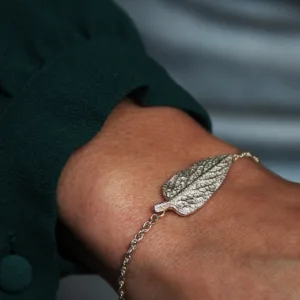 Bracelet réglable à l'empreinte de feuille de Sauge en Argent recyclé.