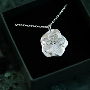 Collier à l'empreinte de fleur d'Hortensia en argent recyclé, pièce unique