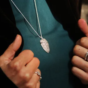 Collier avec pendentif de feuille de sauge, en argent recyclé