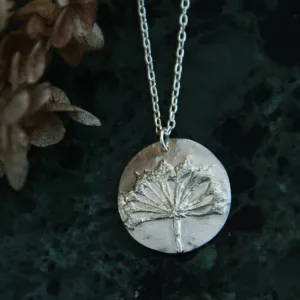 Collier pièce unique aux empreintes de fleur de lierre en argent recyclé.