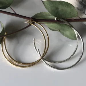 Boucles d’oreilles créoles martelées en argent recyclé ou plaqué or