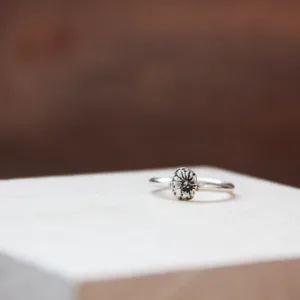 Pièce unique bague solitaire à l'empreinte de corail