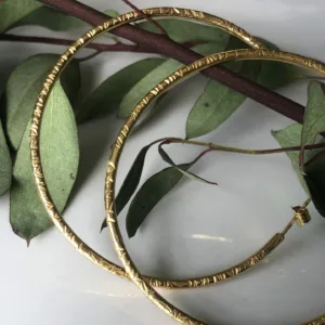 Boucles d’oreilles créoles texturées en argent recyclé ou plaqué or